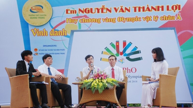Nguyên Van Thành Loi (au micro) lors de la cérémonie pour honorer son résultat lors des 19e Olympiades de physique d’Asie. Photo : khoahocthoidai.vn.
