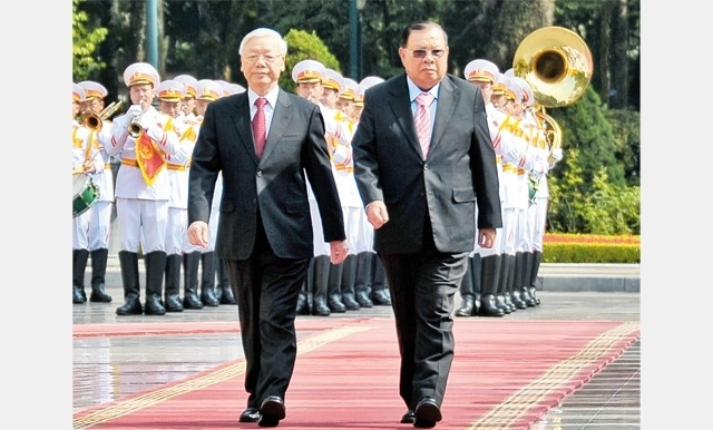 Le Chef du PCV, ​Nguyên Phu Trong (à gauche), et le Secrétaire général du ​PPRL et Président du Laos, Bounnhang Vorachit. Photo: NDEL.