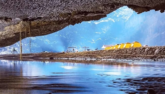 Camping dans la grotte En du parc national Phong Nha-Ke Bàng. Photo : NDEL.