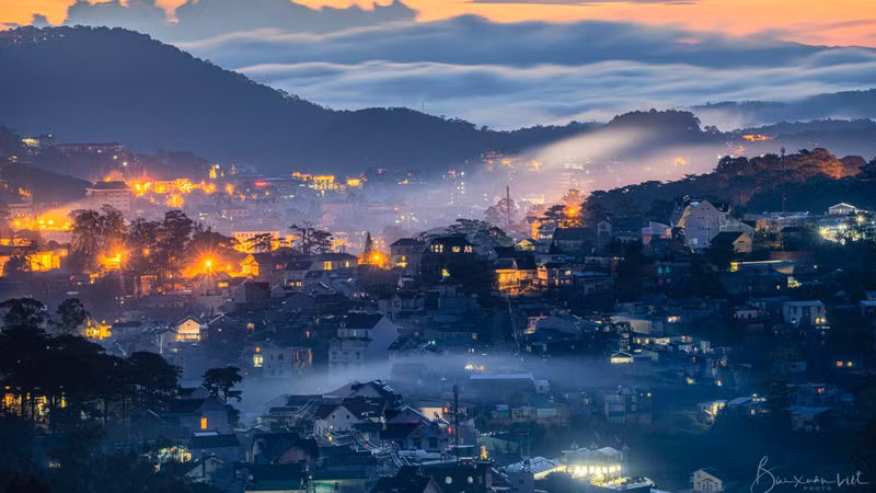 La ville de Dà Lat dans la nuit. Photo : Bùi Viêt/NDEL.