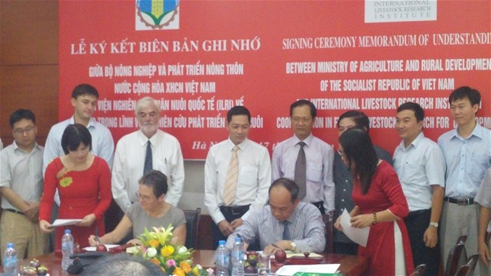 Le vice-ministre Vu Van Tam (à droit) et Mme Shirley Tarawali signent un protocole d'accord sur les études pour le développement de l'élevage. Photo: tbtc.vn.