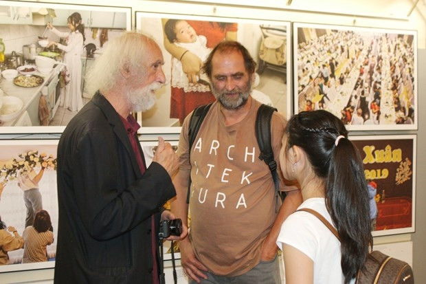 Le photographe tchèque Jindřich Štreit (gauche) à l'exposition. Photo : VNA.