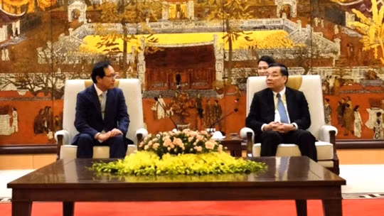 Le président du Comité populaire de Hanoi, Chu Ngoc Anh, et le directeur général de Samsung Vietnam, Choi Joo-ho. Photo : HNM.