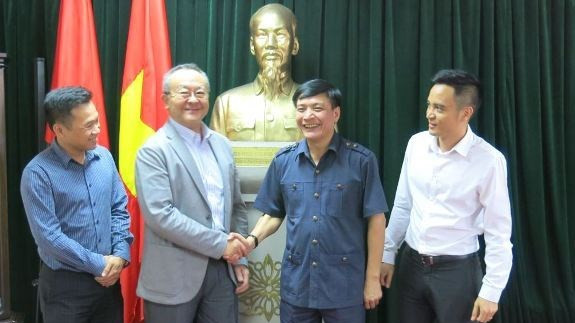 Le président de la Confédération générale du Travail du Vietnam, Bùi Van Cuong (2e, droite) et Shoya Yoshida, secrétaire général de la Confédération syndicale internationale de l’Asie - Pacifique. Photo: VNA 