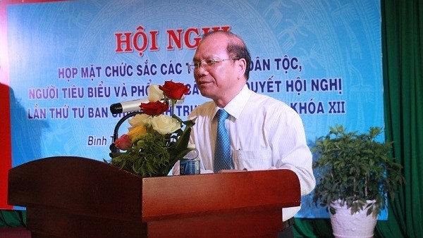 Un responsable de la province de Binh Thuân prend la parole lors de la rencontre avec les dignitaires religieux et membres d'ethnies minoritaires exemplaires. Photo: binhthuan.gov.vn.