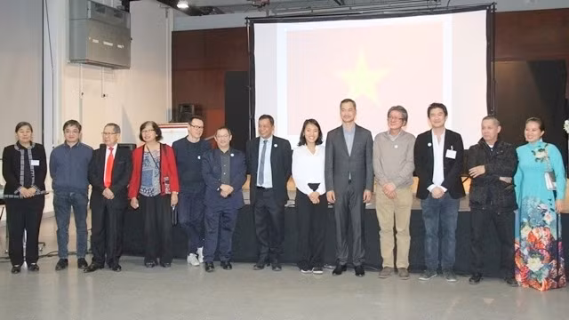 Le nouveau comité exécutif de l’Union générale des Vietnamiens de France (UGVF). Photo : NDEL.