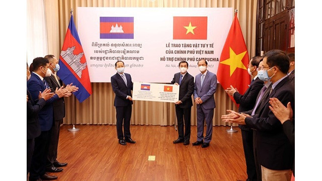 Une cérémonie de remise d’équipements médicaux au peuple cambodgiens pour les aider à faire face à la pandémie de COVID-19. Photo : VNA.