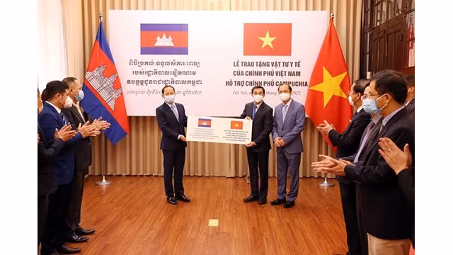 Une cérémonie de remise d’équipements médicaux au peuple cambodgiens pour les aider à faire face à la pandémie de COVID-19. Photo : VNA.