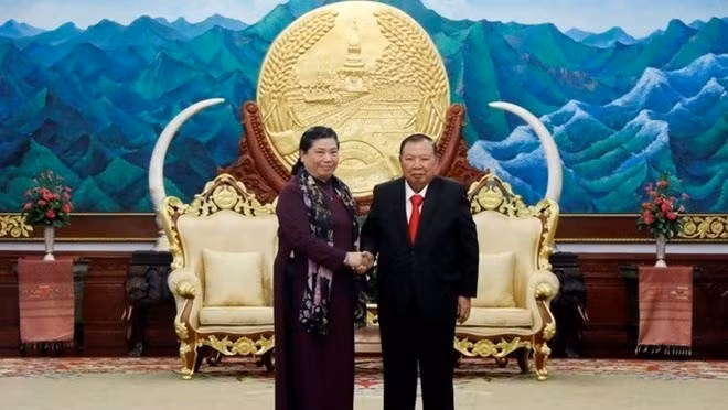 Le Secrétaire général du PPRL et Président Bounnhang Volachith et la Vice-Présidente de l’AN Tong Thi Phong (à droite). Photo : VNA.