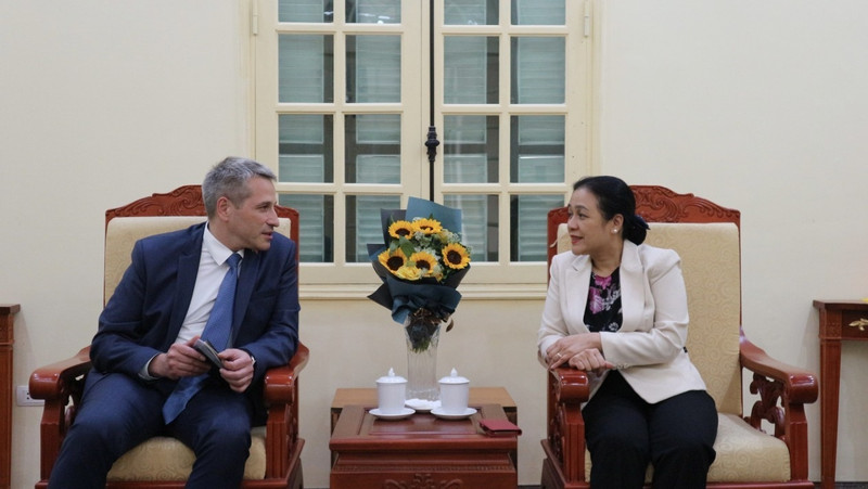 La présidente de l’Union des organisations d’amitié du Vietnam (VUFO), Nguyen Phuong Nga (à droite), et l’ambassadeur de la République de Biélorussie au Vietnam, Vladimir Borovikov. Photo: thoidai.com.vn