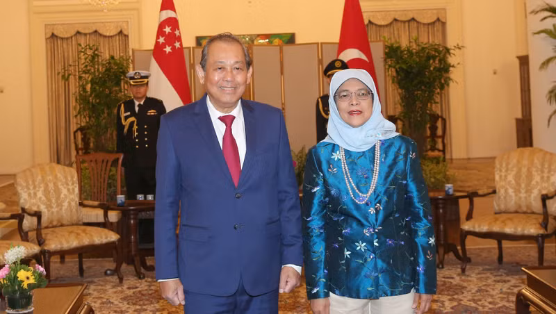 Le Vice-PM Truong Hoa Binh et la Présidente singapourienne Halimah Yacob. Photo : VGP.