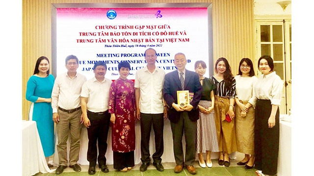 Les représentants du Centre de Conservation des monuments de Huê travaillent avec le directeur du Centre culturel japonais au Vietnam. Photo: Centre de Conservation des monuments de Huê.