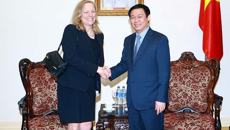 Le vice-PM vietnamien, Vuong Dinh Huê (à droite), et Karin Finkelston, vice-présidente de la BM et directrice exécutive de la MIGA. Photo: VGP. 