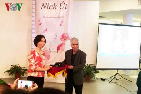 Le photographe Nick Ut (à droite) offre la photo «La fille au napalm» au Musée des femmes vietnamiennes. Photo: VOV.