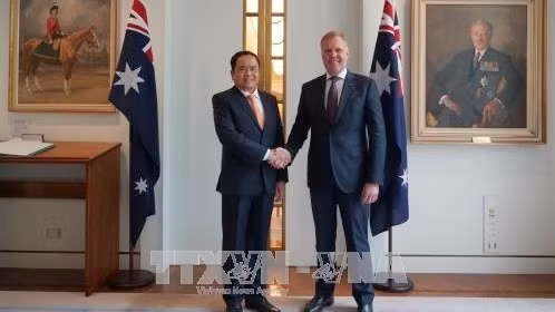 Le président du Comité central du Front de la Patrie du Vietnam, Trân Thanh Mân (à gauche), et le président de la Chambre des représentants d'Australie, Tony Smith. Photo : VNA.