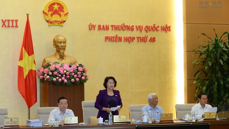 La Présidente de l'AN vietnamienne, Nguyên Thi Kim Ngân (debout), président la 48e réunion du Comité permanent de l'AN, le 25 mai, à Hanoi. Photo: quochoi.vn.
