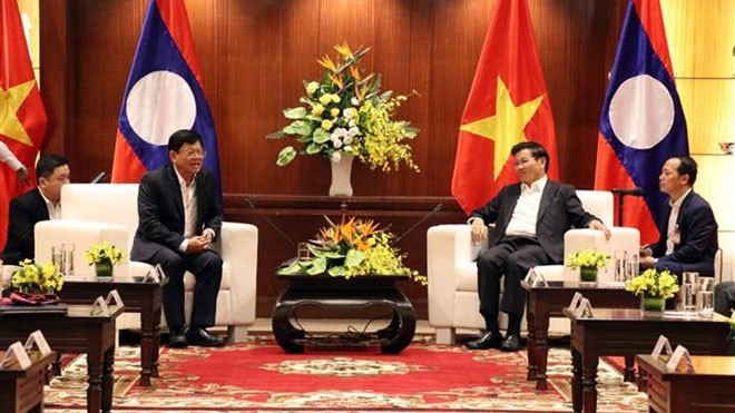 Entrevue entre le vice-secrétaire permanent du Comité du Parti de Dà Nang, Vo Công Tri (à gauche) et le Premier ministre lao Thongloun Sisoulith, le 2 octobre à Dà Nang. Photo : VNA.