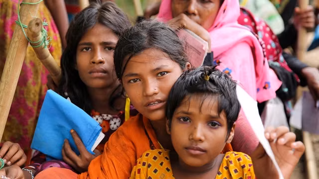 Des femmes et des enfants attendent de l'aide à Cox's Bazar, au Bangladesh, où des centaines de milliers de Rohingyas se sont réfugiés. Photo : ONU.