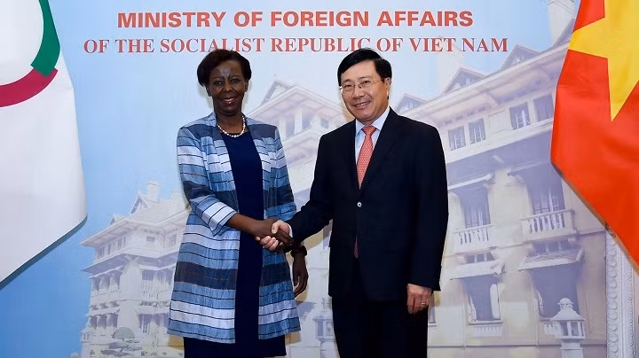 Le vice-PM et ministre vietnamien des Affaires étrangères, Pham Binh Minh (à droite), et la Secrétaire générale de l'OIF, Louise Mushikiwabo, le 6 décembre à Hanoi. Photo: BQT.