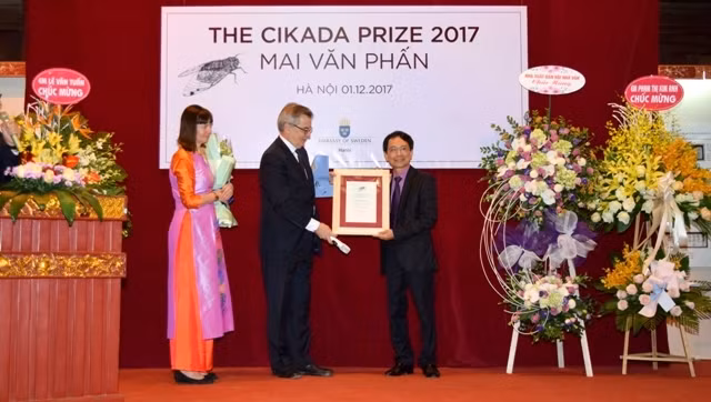 Cérémonie de remise du prix littéraire suédois CIKADA au poète vietnamien Mai Van Phân. Photo: Minh Duy/NDEL.