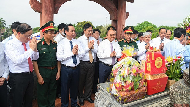 Le Président Nguyên Xuân Phuc rend hommage aux héros morts pour la Patrie à l'ancienne citadelle de Quang Tri, province du même nom au Centre. Photo : NDEL.