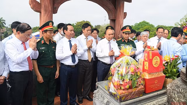 Le Président Nguyên Xuân Phuc rend hommage aux héros morts pour la Patrie à l'ancienne citadelle de Quang Tri, province du même nom au Centre. Photo : NDEL.