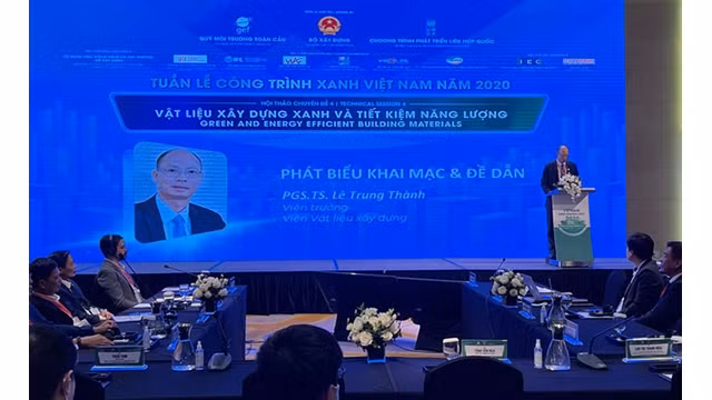 Vue générale de la conférence intitulée « Matériaux de construction écologiques et économie d'énergie » à Hanoi. Photo : https://baodautu.vn