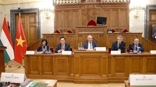 La 4e séance de pourparlers législatifs sur le thème "Améliorer le cadre juridique sur la réduction des émissions de gaz à effet de serre, les énergies renouvelables et l’économie verte ». Photo : VNA.