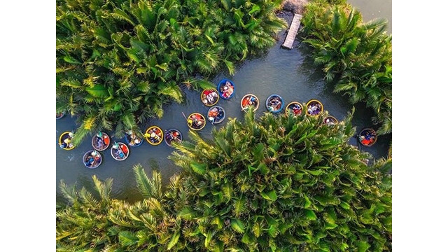 Les vieilles rues bordées de lanternes sont la destination idéale pour une promenade au coucher du soleil. Selon Time Out, en venant à Hôi An, les visiteurs semblent être « de retour dans le passé » par l’architecture et la vie simple de ses habitants. Photo : Journal Thoi Dai.