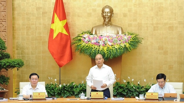 Le PM vietnamien Nguyên Xuân Phuc (debout) préside la réunion périodique de septembre du gouvernement, le 2 octobre à Hanoi. Photo : Trân Hai/NDEL.