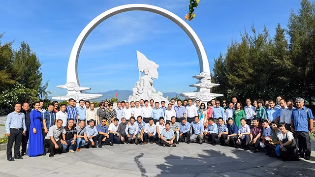 La délégation du journal Nhân Dân à la zone commémorative des soldats de Gac Ma. Photo : NDEL