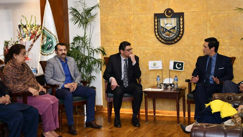 Lors de la séance de travail de l;ambassadeur du Vietnam au Pakistan, Nguyên Tiên Phong, et les responsables de la Chambre de Commerce et d’Industrie d’Islamabad.Photo: thoidai.com.vn