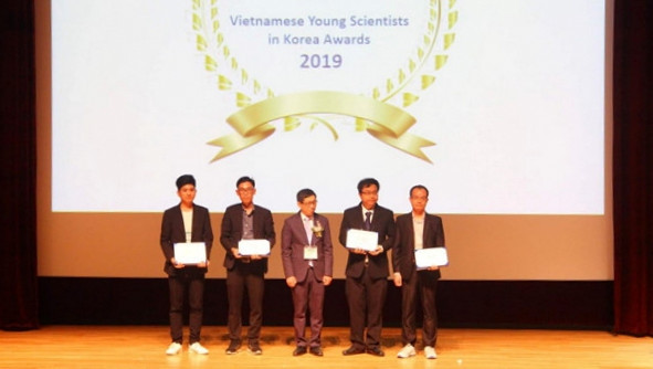 Les quatre étudiants vietnamiens sont primés à l'ACVYS 2019. Photo: Thanhnien.
