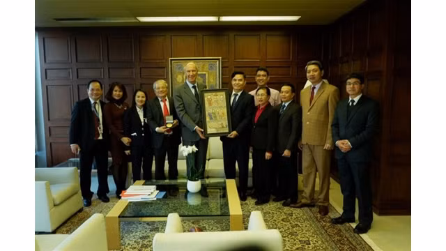 La délégation vietnamienne offre un cadeau souvenir au directeur général de la Wipo Francis Gurry. Photo: Dai Doàn Kêt