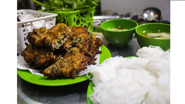Les « chả rươi » (hachis frit de néréides). Photo : https://baoquocte.vn