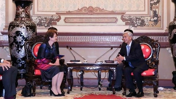 Le vice-président du Comité populaire de Hô Chi Minh-Ville, Vo Van Hoan et la vice-ministre des Affaires étrangères chargée des Relations économiques extérieures des Pays-Bas, Hanneke Schuiling... Photo : VNA.