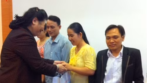 La vice-Présidente de l'AN, Tong Thi Phong à la rencontre des personnes handicapées, le 29 novembre à Hanoi. Photo: VOV.