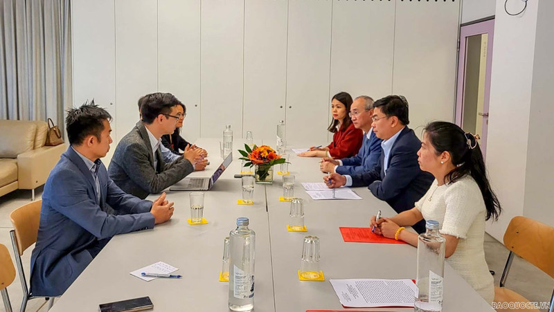 Lors de la séance de travail du vice-ministre des Affaires étrangères, Pham Quang Hiêu, avec l’Association des intellectuels et experts vietnamiens dans ce pays. Photo: baoquocte.vn