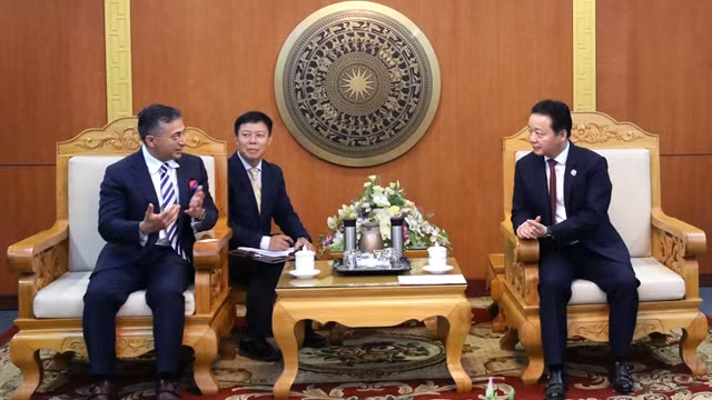 Le ministre des Ressources naturelles et de l’Environnement, Trân Hông Hà, (à droite) et Amit Midha, président et vice-directeur exécutif chargé de l’Asie-Pacifique et du Japon du groupe Dell Technologies. Photo : baotainguyenmoitruong.vn