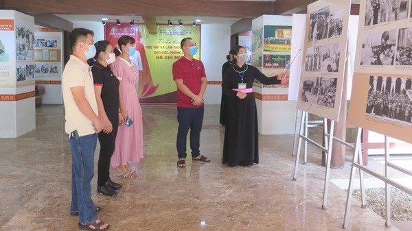Des visiteurs à l'exposition. Photo : VNA.