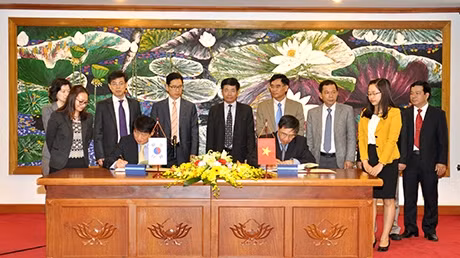 Cérémonie de signature de deux accords de prêts préférentiels sud-coréens, le 19 mars, à Hanoi. Photo: VGP.