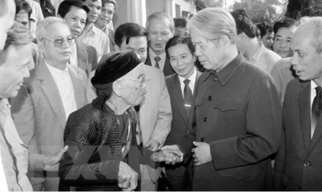 L’ancien Secrétaire général du PCV Dô Muoi à la rencontre des habitants de la commune de Lê Loi (district de Thuong Tin, dans l'ancienne province de Hà Tây), le 1er novembre 1992. Photo : VNA.