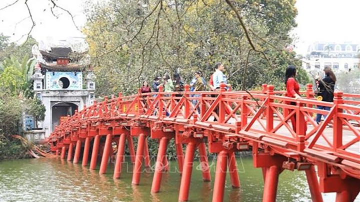 Hanoï a accueilli 6,53 millions de visiteurs, soit le double de l’an dernier à la même période. Photo : VNA.