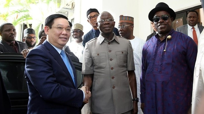 Le Vice-PM Vuong Dinh Huê (à gauche) et le Président du Congrès des progressistes (APC) Adams Oshiomhole. Photo : VNA.