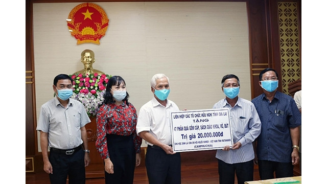 L'Union des organisations d'amitié de la province de Gia Lai offre des cadeaux à des élèves d’origine vietnamiennes dans la province de Ratanakiri du Cambodge. Photo: Journal Gia Lai