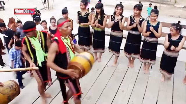 Ambiance effervescente au village de Mơ Hra dans le Tây Nguyên avec la danse Xoang