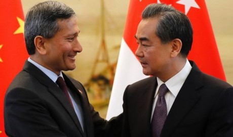 Le ministre chinois des Affaires étrangères, Wang Yi (à droite) et son homologue singapourien, Vivian Balakrishnan. Photo: AP.