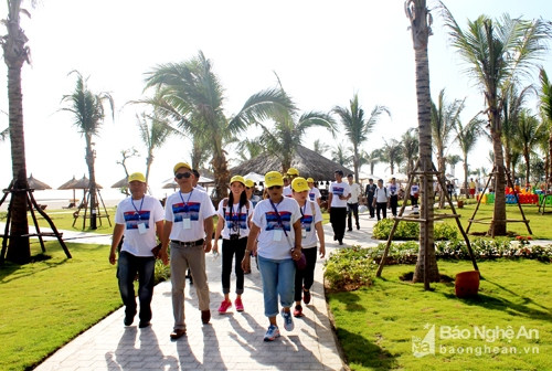 La délégation de Famtrip du Laos en visite à touristique Vinpearl Cua Hôi. Photo: baonghean.vn.