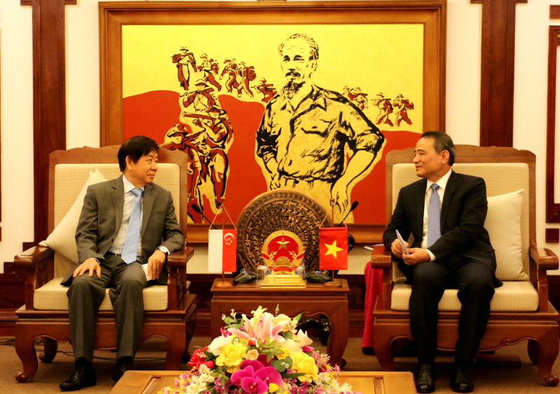 Le ministre vietnamien des Transports et des Communications, Truong Quang Nghia, et son homologue singapourien de la Coordination des infrastructures et des Transports, Khaw Boon Wan. Photo: Baogiaothong.