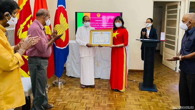 Lors de la cérémonie de remise de l’Ordre de l’Amitié à Sudasinghe Sugathapala, secrétaire général de l’Association de Solidarité Sri Lanka-Vietnam et secrétaire général adjoint du Parti communiste du Sri Lanka. Photo: baoquocte.vn